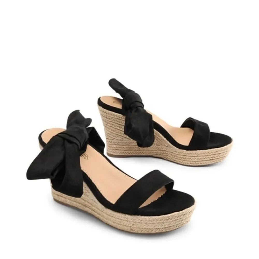 DREAM PAIRS
Espadrilles Ankle Tie Lace Up Platform Wedges
EUC SZ 9.5 with box
